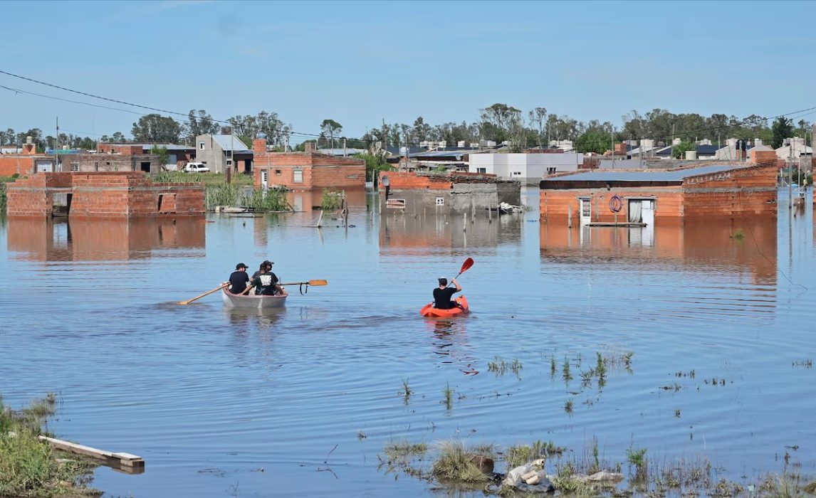 En qué consisten los tres días de duelo decretados por Milei y la ayuda económica a Bahía Blanca