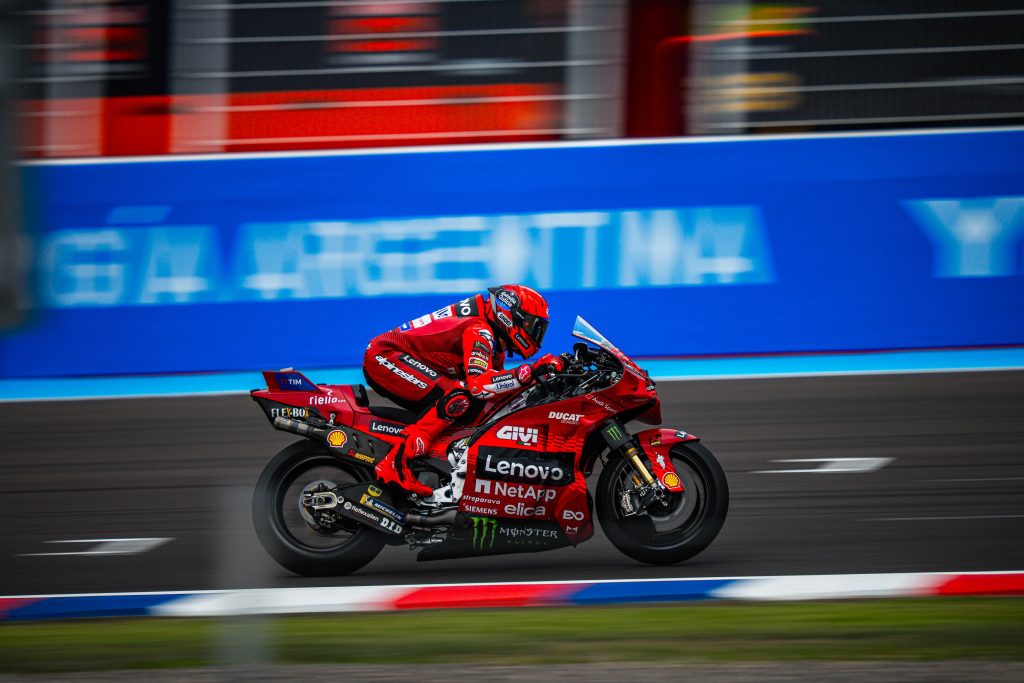 Marc Márquez arrasa en Las Termas: pole histórica y récord bajo el 1:37 en pista