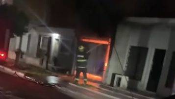 Madrugada de terror en Frías: un incendio arrasó con un auto y una moto