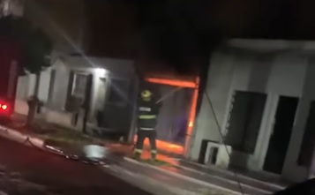 Madrugada de terror en Frías: un incendio arrasó con un auto y una moto