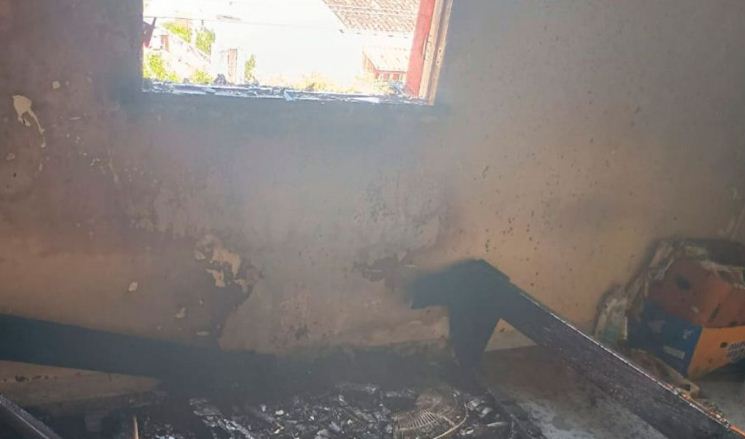Bomberos evacuan a 20 personas tras el incendio de un edificio