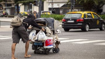 Según el INDEC, la pobreza bajó 14,8 puntos en relación a 2024