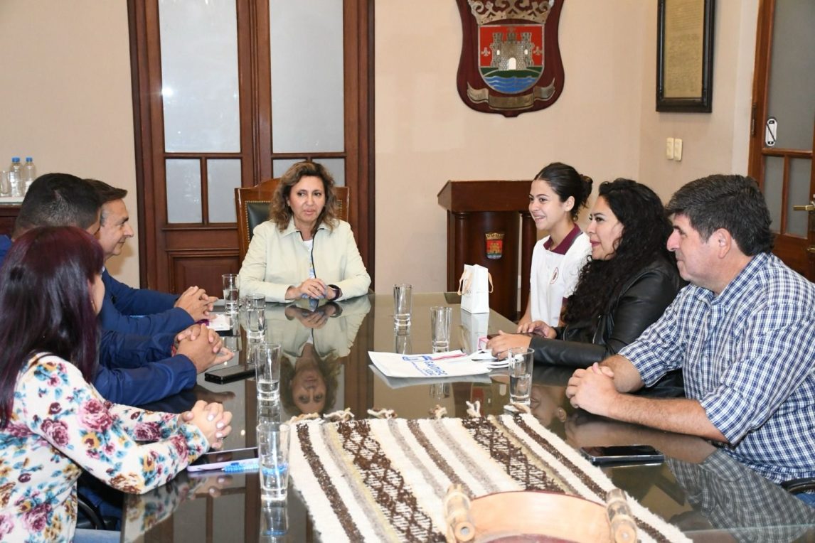 La intendente Fuentes recibió a la atleta Valentina Pérez quien integrará la selección nacional juvenil de hockey