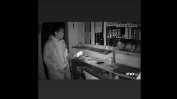 A cara descubierta, un delincuente entró a robar en un negocio y quedó grabado