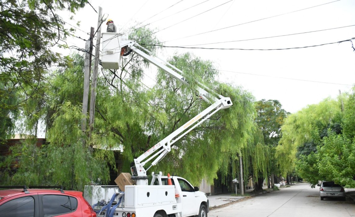 Más iluminación en el barrio Siglo XX: Electricidad de Capital instaló nuevos artefactos LED