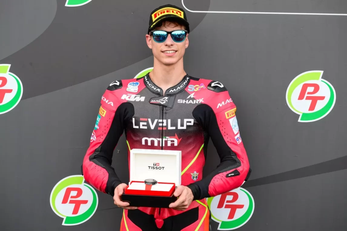 Matteo Bertelle arrasó y firmó un nuevo récord bajo la llovizna termense, Perrone terminó 9°