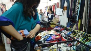 Intentó hurtar productos en un local céntrico, pero los empleados la descubrieron