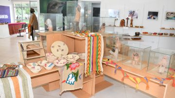 El Mercado Artesanal Municipal exhibe producciones de treinta artesanos en el Parque Norte