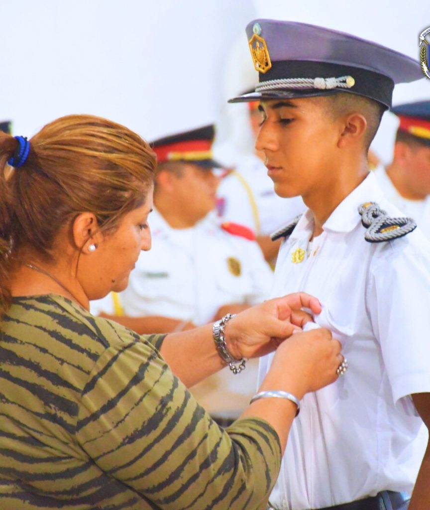 Liceo Policial: El emotivo momento en que los padres entregaron las insignias a sus hijos