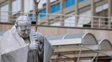 El Papa Francisco sigue de cerca los asuntos vaticanos mientras permanece hospitalizado