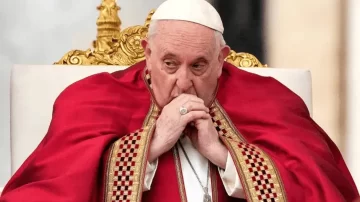 Tras un lunes complicado, el Papa Francisco “durmió toda la noche y sigue descansando”