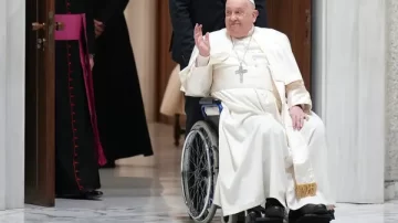 ¿Reaparece en el Angelus? Aseguran que Francisco está cada vez mejor y podría reencontrarse con los fieles
