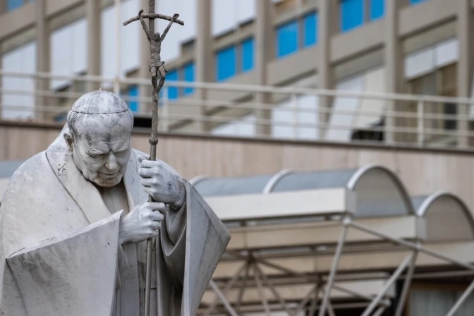 El Papa Francisco sigue de cerca los asuntos vaticanos mientras permanece hospitalizado