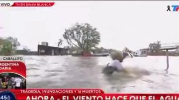 VIDEO | Paula Bernini se cayó en plena cobertura de la inundación en Bahía Blanca y casi se ahoga