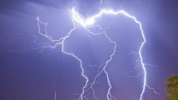 Río Hondo: Un rayo mató a una mujer e hirió a una familia