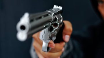 Av. Colón y San Juan: le pusieron un revólver en el cuello para robarle la mochila