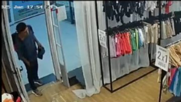 Video: así intentan robar un celular en una tienda de Santiago