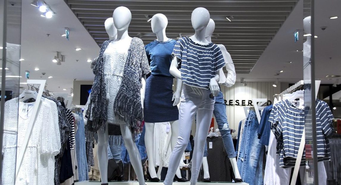 Ropa y calzado: Para frenar el alza de precios locales, reducirán aranceles a la importación