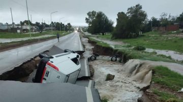 VIDEO. Así colapsó una ruta por las inundaciones en Bahía Blanca