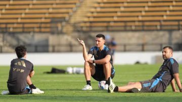 Scaloni busca el reemplazante de Messi y el esquema para enfrentar a Uruguay