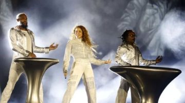 Shakira caminó al escenario junto con la hija de Antonio de la Rúa y provocó la furia de los fans