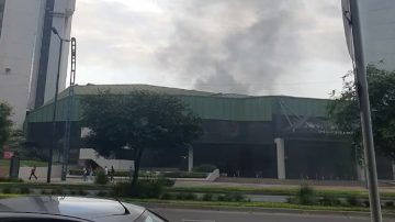 Grave incendio en el Sheraton moviliza a tres dotaciones de bomberos