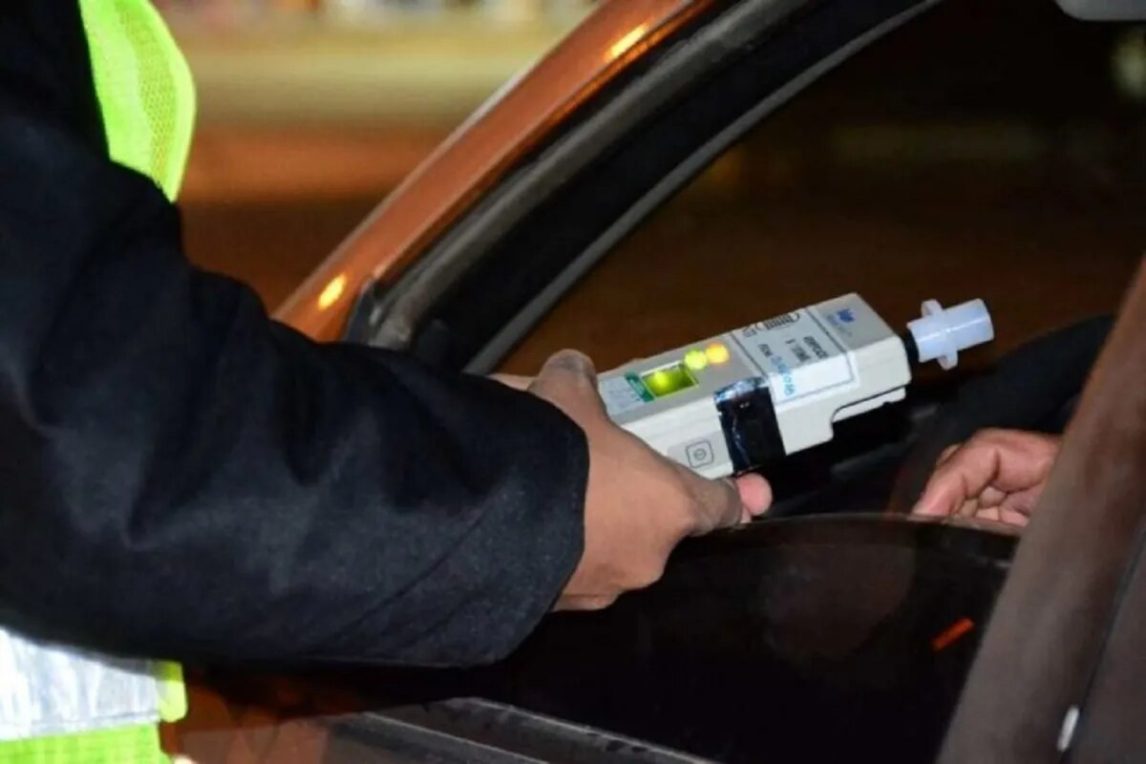 A bordo de una camioneta chocó una moto y se fugó: lo atraparon y dio positivo en el test de alcoholemia