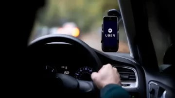 Uber ofrecerá a la posibilidad de retirar ganancias al instante a quienes manejan con la app