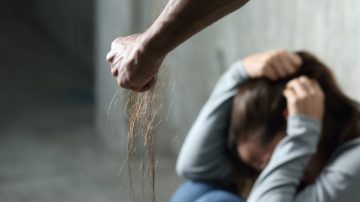 Policía retirado apaleó a su hermana mientras estaba en la vereda