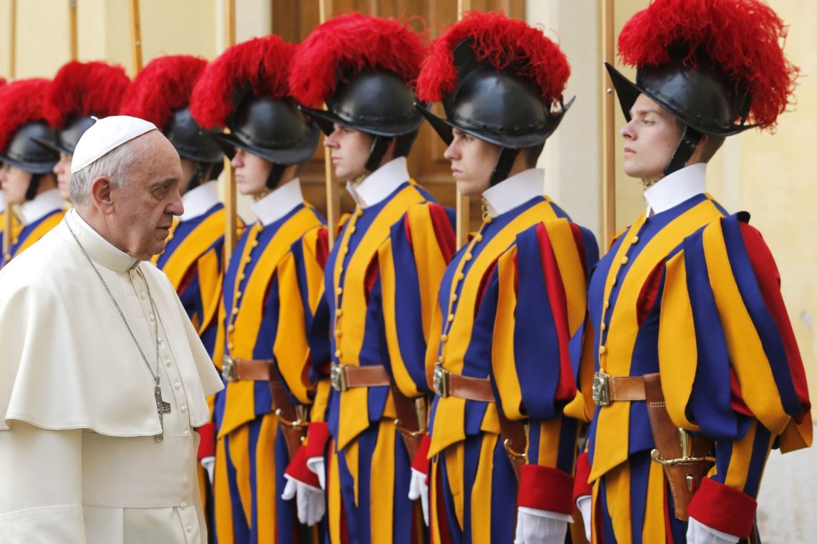 La Guardia Suiza: 500 años protegiendo al Papa y el vínculo cercano con Francisco