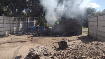 VIDEO | Impactante: las llamas consumieron la habitación de una vivienda y dos personas acabaron hospitalizadas