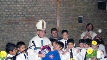 El recuerdo del padre Giangreco, amigo del Papa Francisco: “La radio que hicimos en Campo Gallo fue por una donación de él”