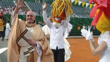 El Obispo de Bajo Flores que se convirtió en Papa: relato de la mujer que caminó 12 años junto a Bergoglio