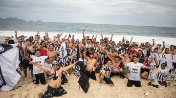 Banderazo de hinchas de Central Córdoba en las playas de Río de Janeiro, a horas del duelo ante Flamengo