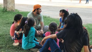 La emotiva despedida de un joven que se acercó a la iglesia gracias al Papa Francisco