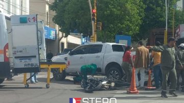 Choque entre moto y camioneta en plena Avenida Belgrano dejó al menos un herido