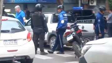 Violento incidente en pleno centro: un hombre apuntó con un arma a otro tras una discusión de tránsito