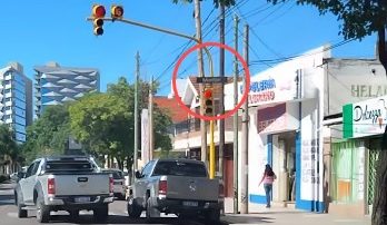“Todas mienten”: el insólito mensaje de un semáforo en zona norte