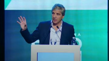 Para acumular reservas, Caputo planea vender bienes del Estado