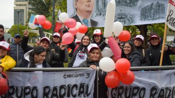 FOTOS | Las agrupaciones políticas le ponen “ruido” y “color” a la espera por el mensaje anual