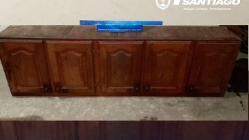 Compró una alacena de algarrobo por $120.000 y tuvo que entregarla a la policía; era robada
