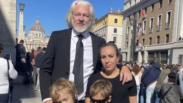 Esposa de Julián Assange: “Francisco propuso concederle asilo en el Vaticano”