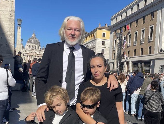 Esposa de Julián Assange: “Francisco propuso concederle asilo en el Vaticano”