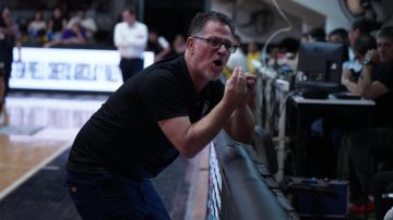 Olímpico la pasó mal en el Ciudad: dura derrota con Quimsa y pelea entre el DT y un jugador