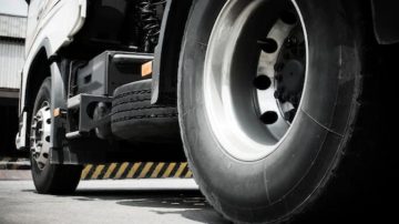 Garza: Cambiaba un neumático de su camión y le explotó