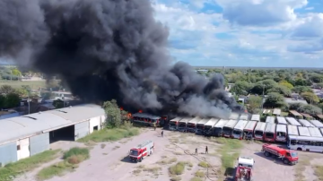 VIDEO | Voraz incendio en el depósito de colectivos de ERSA
