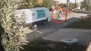 Impactante video: una barrendera murió tras ser atropellada por un camión recolector