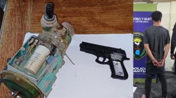 Un sujeto amenazó a la Policía con un arma de juguete y terminó esposado en plena calle