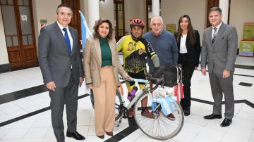 La intendente Fuentes recibió a ciclista con Parkinson que recorre el país