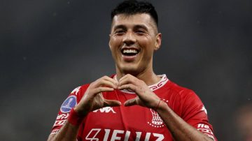 La noche soñada para el santiagueño Leo Sequeira: doblete en el triunfo de Huracán en Brasil